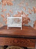 poppenhuis miniaturen wit metalen baby box, Ophalen of Verzenden, Nieuw, Poppenhuis