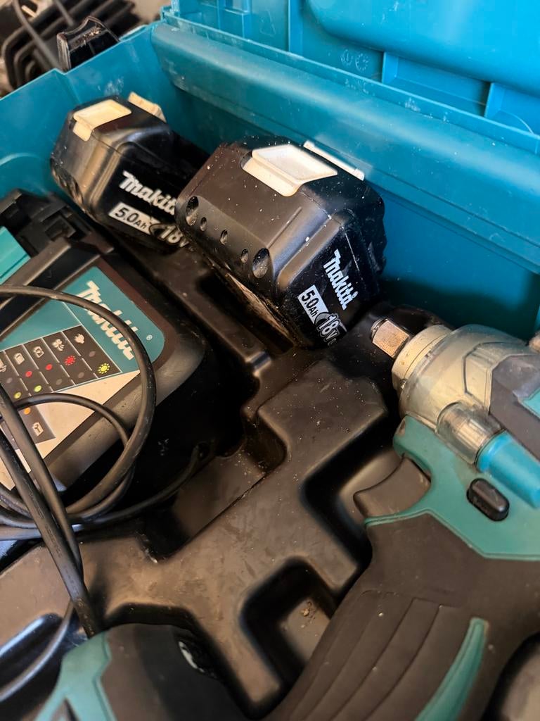 Makita DTW 285 Slagmoersleutel met lader en twee accu's, Ophalen of Verzenden, Gebruikt, Boormachine, Variabele snelheid
