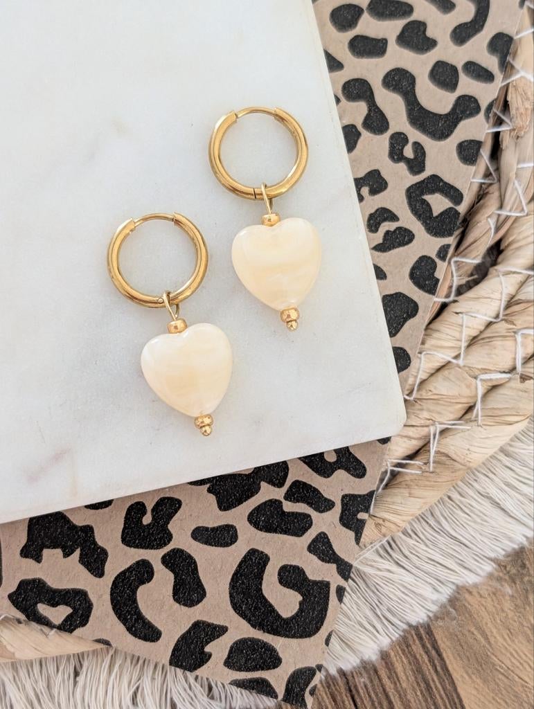 Gouden oorbellen met beige/crème hartjes van JewellerybyAnne, Hangers, Overige kleuren, Nieuw, Ophalen of Verzenden