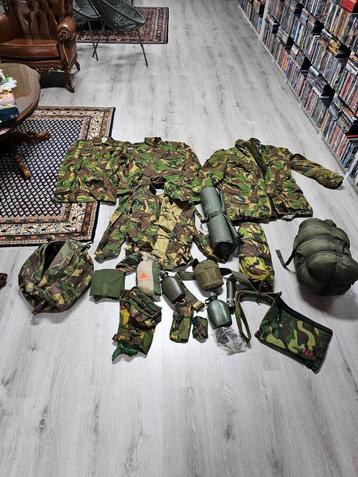 Partij militaire kleding en accessoires voor €120,-  beschikbaar voor biedingen