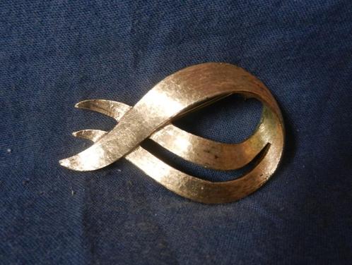Verguld metalen strikbroche gematteerd oppervlak door Monet, Sieraden, Tassen en Uiterlijk, Broches, Nieuw, Overige materialen