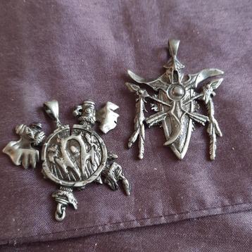 Twee Gothic WARCRAFT Hangers Edeltin beschikbaar voor biedingen