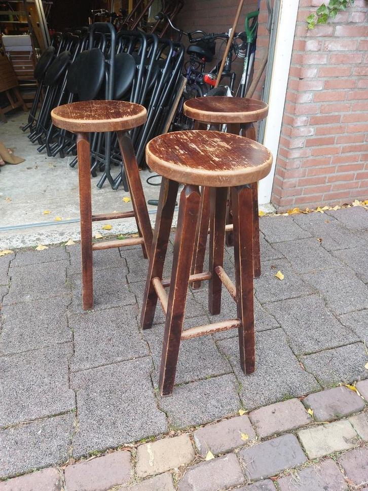 VINTAGE OUDERWETSE HOUTEN BARKRUKKEN 3 STUKS NOG AANWEZIG, Huis en Inrichting, Barkrukken, Gebruikt, 60 tot 90 cm, Hout, 3 krukken