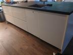 Keukeneiland met zwart gezoet marmeren blad, Huis en Inrichting, Keuken | Keukenelementen, Ophalen, Gebruikt, 75 cm of meer, Wit