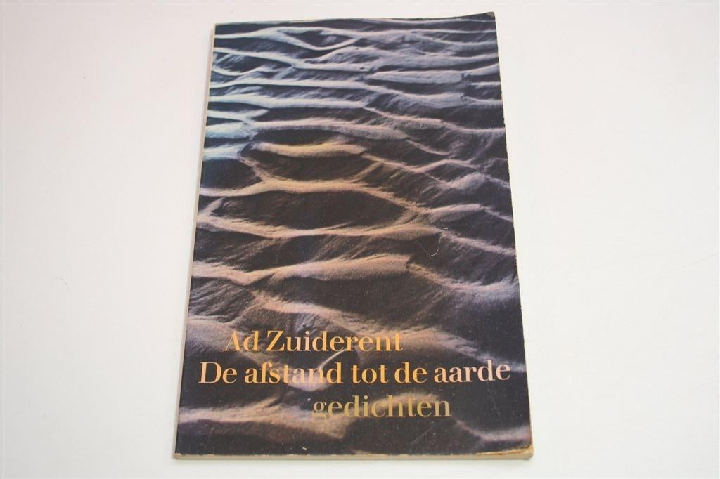 De Afstand tot de Aarde — Dichtbundel van Zuiderent, Ophalen of Verzenden, Gelezen