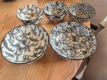 5 mooie schalen met leuk zwart/wit design  beschikbaar voor biedingen