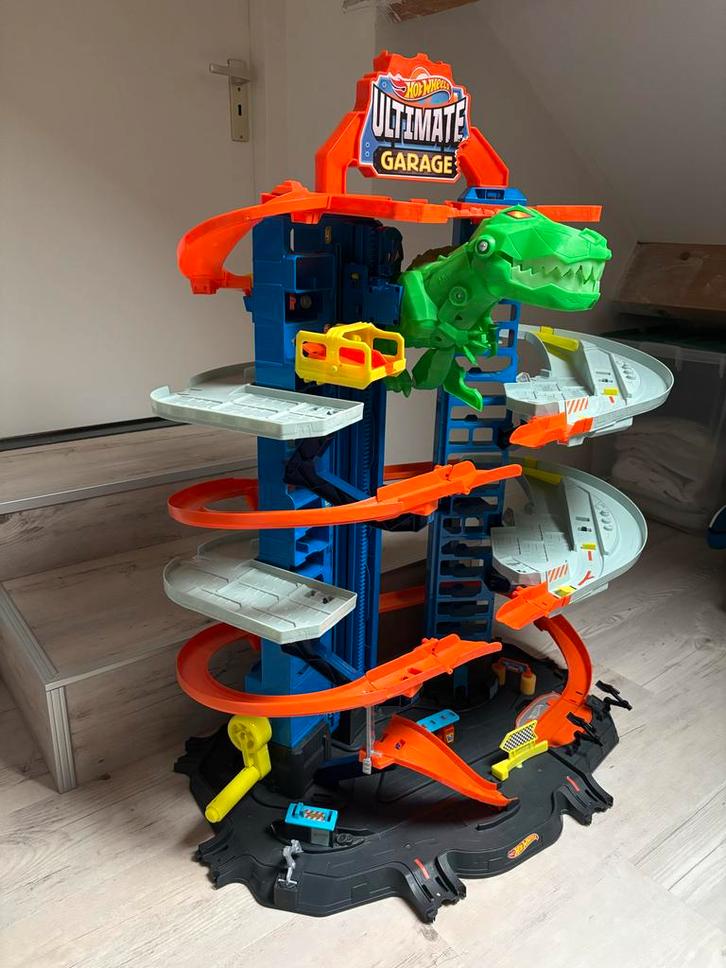 Hot Wheels Ultimate Garage + Wolkenkrabber Crash Set, Kinderen en Baby's, Speelgoed | Racebanen, Gebruikt, Racebaan, Handmatig