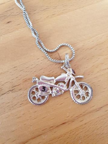   Ketting met zilveren hanger van motor of brommer  beschikbaar voor biedingen