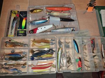 3 bakken kunstaas en nog wat losse plugen met tas + div beschikbaar voor biedingen