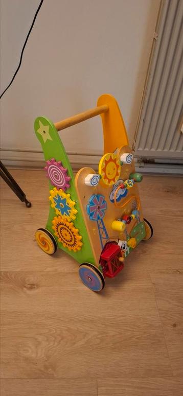 Houten loopkar beschikbaar voor biedingen