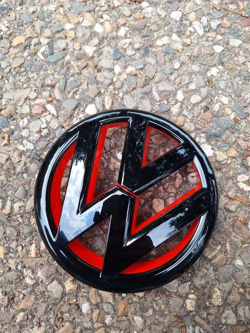 Embleem zwarte-rood VW Jetta 13 cm, Auto diversen, Auto-accessoires, Nieuw, Ophalen of Verzenden