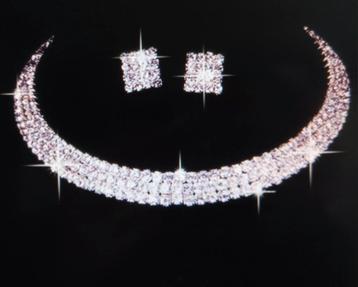 Zilveren ketting met oorbellen en veel strass.  beschikbaar voor biedingen