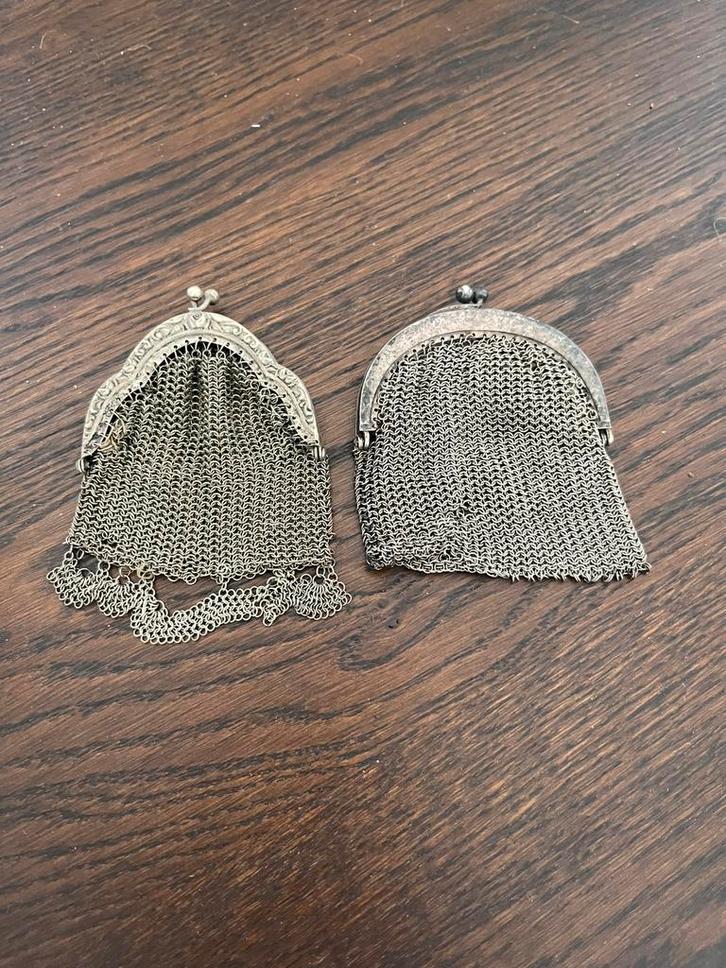 Twee antieke metalen beugeltasjes; ca. 1900, chainmail stijl, Antiek en Kunst, Antiek | Kleding en Accessoires, Dames, Ophalen