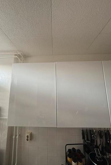 Twee Wit Glanzende Keukenkasten