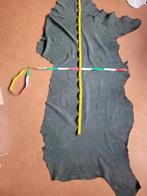 Grote huid leer, suède donker legergroen, Hobby en Vrije tijd, Stoffen en Lappen, Leer of Kunstleer, Nieuw, Ophalen of Verzenden