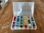 Opbergdoos met 94 verschillende kleuren DMC borduurgaren 🧵, Ophalen of Verzenden, Handborduren, Borduurgaren of Zijde
