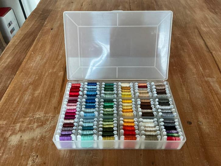 Opbergdoos met 94 verschillende kleuren DMC borduurgaren 🧵, Hobby en Vrije tijd, Borduren en Borduurmachines, Borduurgaren of Zijde