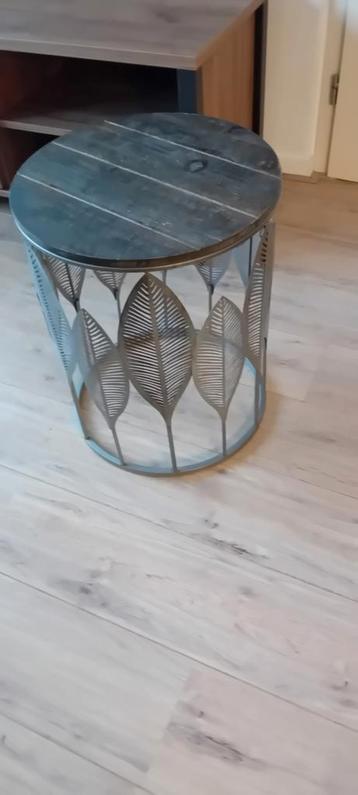 Mooi bijzettafeltje met blad en metalen frame beschikbaar voor biedingen