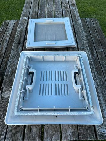 Knaus caravan grijze orginele MPK dakluik 40x40cm beschikbaar voor biedingen