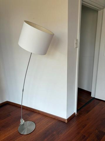Stijlvolle Staande Lamp met Vloerschakelaar beschikbaar voor biedingen