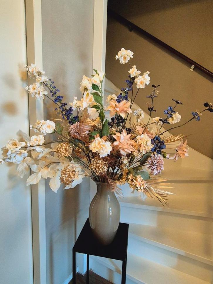 Grote beige vaas met xxl boeket beige bruin goud blauw, Huis en Inrichting, Woonaccessoires | Kunstplanten en Kunstbloemen, Nieuw