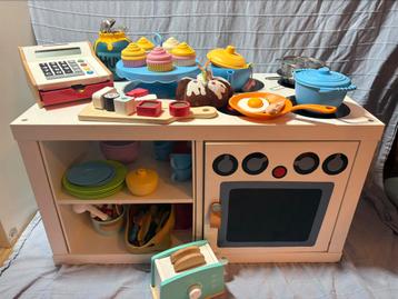 Keukentje met veel GreenToys, Ikea en ander materiaal beschikbaar voor biedingen