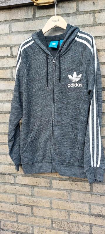 Adidas vest / hoodie. Antraciet grijs, witte strepen.
Maat M beschikbaar voor biedingen