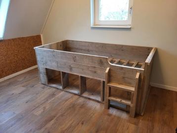 Kinderbed steigerhout  beschikbaar voor biedingen