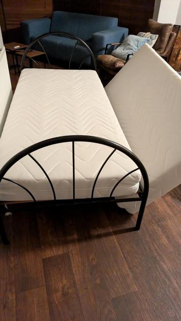 MOET WEG! 2x nieuw matras 90x200 incl. stalen bedframe beschikbaar voor biedingen