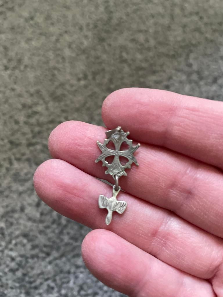 Hugenotenkruis Verzilverd hanger met kruis en vogel, Ophalen of Verzenden, Dames