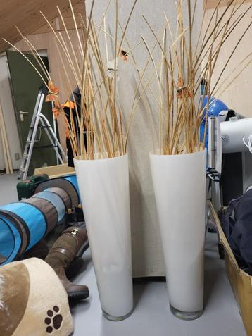2 hoge siervazen wit glas, 70 cm hoog, 22 cm doorsnede beschikbaar voor biedingen