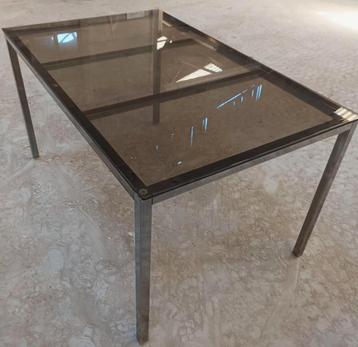KOOPJE  -  Eettafel met rookglas en verchroomd onderstel  beschikbaar voor biedingen