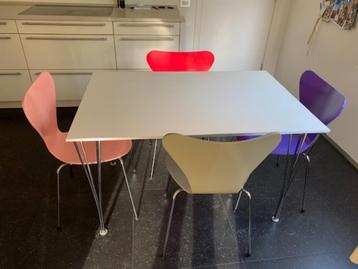 Fritz Hansen tafel + vlinderstoelen.  beschikbaar voor biedingen