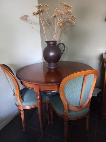 uitschuifbare kersenhouten eettafel + 4 stoelen beschikbaar voor biedingen