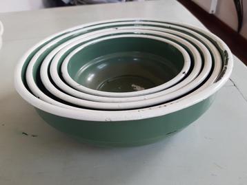 Ouderwetse groene emaille schalen beschikbaar voor biedingen