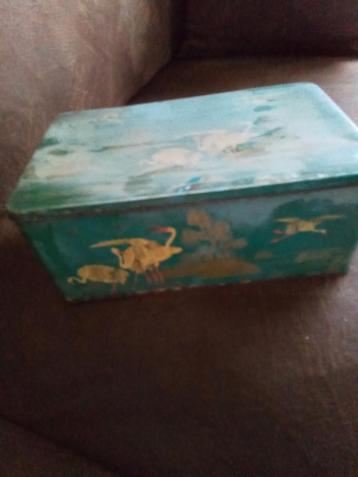 Oude blikken trommel, doos, blik met vogel afbeelding  beschikbaar voor biedingen