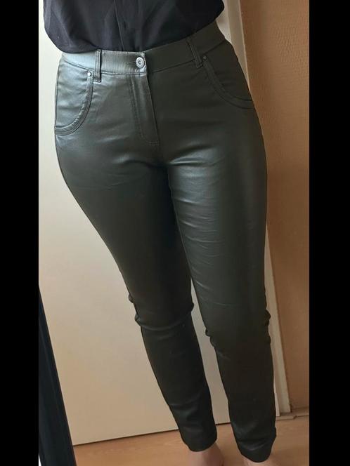 Imitatie leren broek donker groen - Maat 36, Kleding | Dames, Broeken en Pantalons, Zo goed als nieuw, Maat 36 (S), Groen, Lang