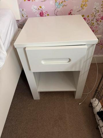 Twee mooie nachtkastjes beschikbaar voor biedingen