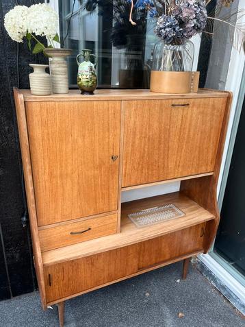Vintage teak kast beschikbaar voor biedingen