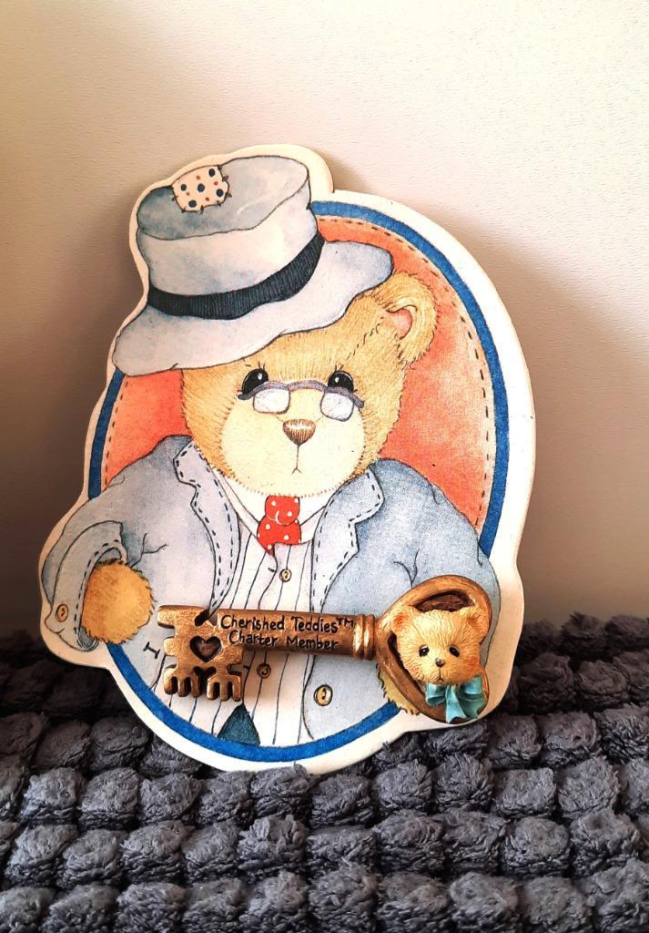 4 CHERISHED TEDDIES WEGWIJZER, SLEUTEL, DISPLAY, HILARY HUGH, Verzamelen, Beren en Cherished Teddies, Nieuw, Beeldje, Cherished Teddies