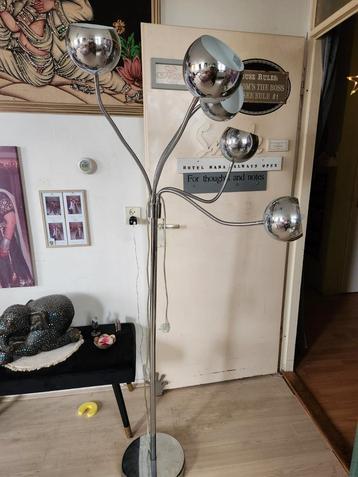Mooie verstelbare staande lamp beschikbaar voor biedingen