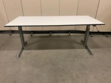 Bureau met slinger en kabelgoot 180x80xH62-84 cm, 190stuks beschikbaar voor biedingen