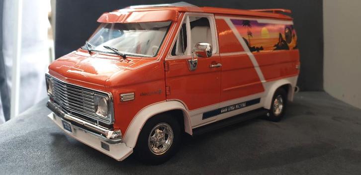 Chevrolet G-Series Van "Good Times Machine" Acme 1:18, Hobby en Vrije tijd, Modelauto's | 1:18, Nieuw, Auto, Overige merken, Ophalen of Verzenden