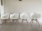 2x Vitra Eames kuipstoelen wit naturel hout daw, Huis en Inrichting, Stoelen, Verzenden, Wit, Zo goed als nieuw, X