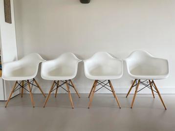 2x Vitra Eames kuipstoelen wit naturel hout daw beschikbaar voor biedingen