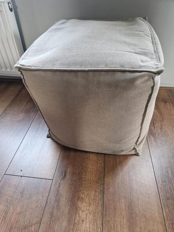 Vierkante poef  beschikbaar voor biedingen