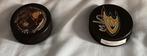 Te koop: 2 gesigneerde pucks van Anaheim Ducks, Sport en Fitness, IJshockey, Ophalen, Nieuw, Puck