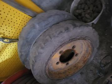 Heftruck banden beschikbaar voor biedingen