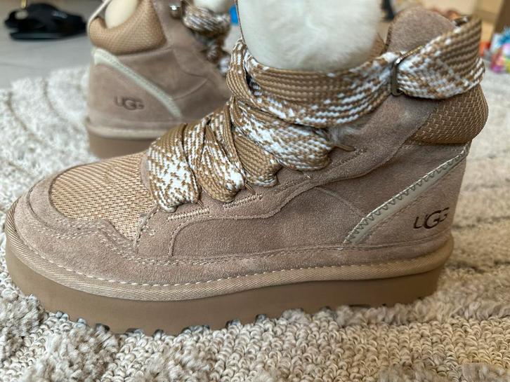 UGG Lowmel high-top sneakers Maat 39 - Nieuw!, Kleding | Dames, Schoenen, Nieuw, Lage of Enkellaarzen, Beige, Ophalen of Verzenden