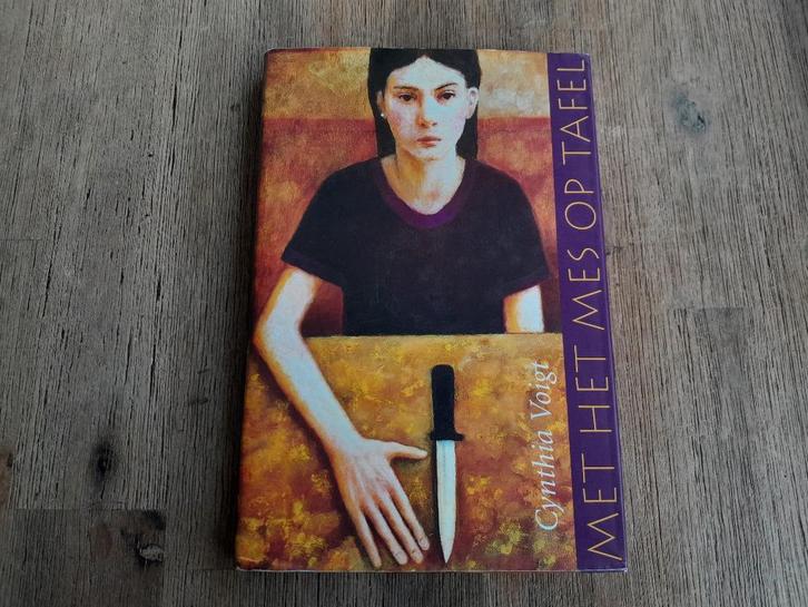 Cynthia Voigt/ Met het mes op tafel, Boeken, Literatuur, Zo goed als nieuw, Ophalen of Verzenden